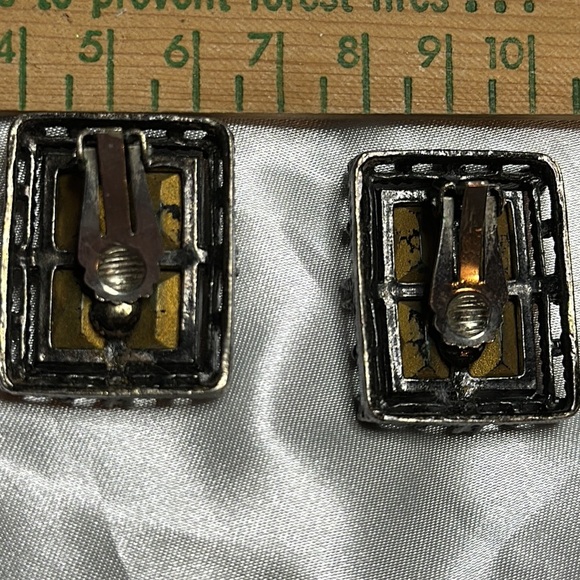 Vintage Classic Cut Crystal Old Clip on earrings - Very Dark Faceted Green Stone - Picture 5 of 5